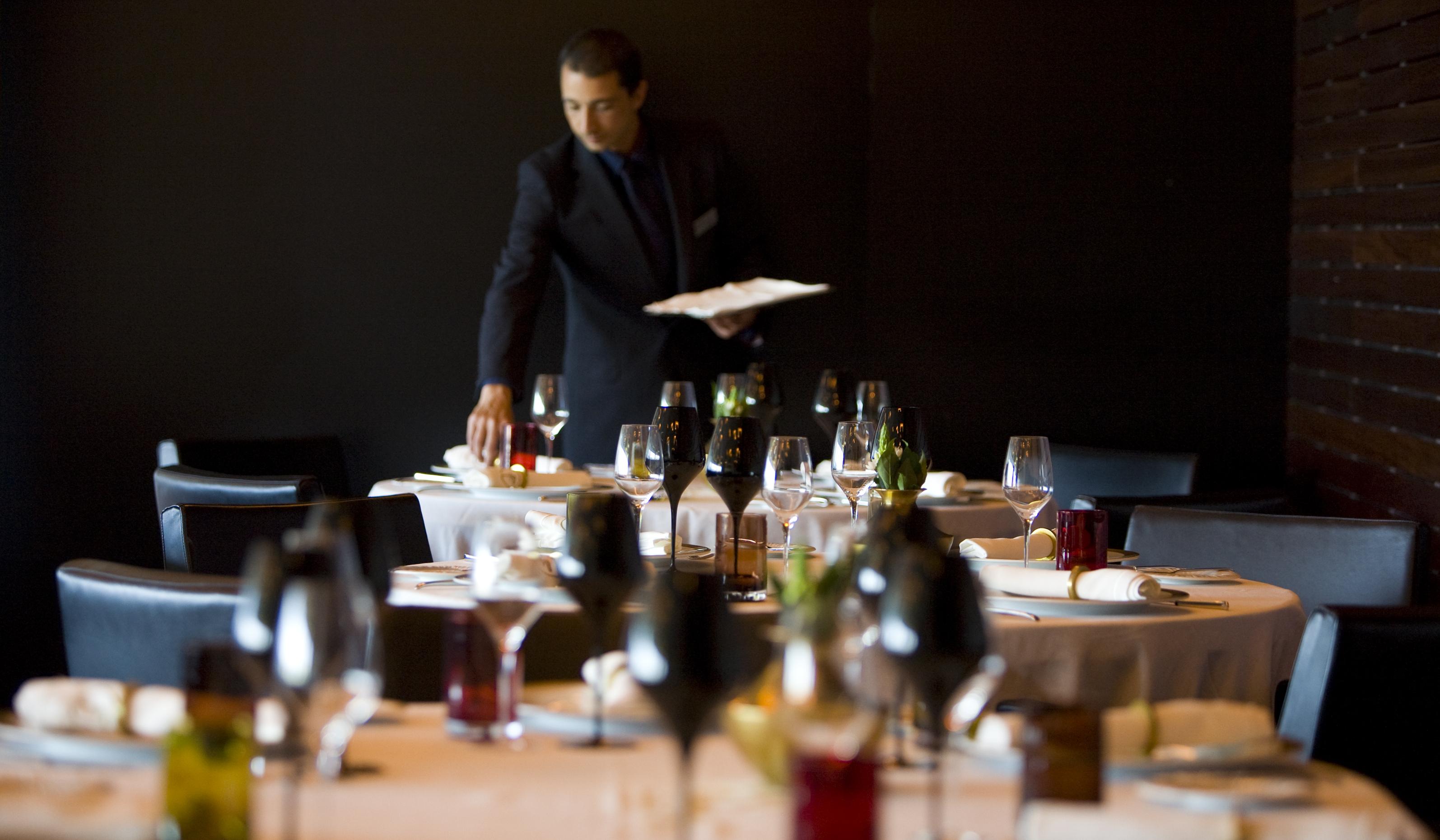 Altis Belem Hotel & Spa, A Member Of Design Hotels Lisboa 外观 照片 A waiter clearing a table