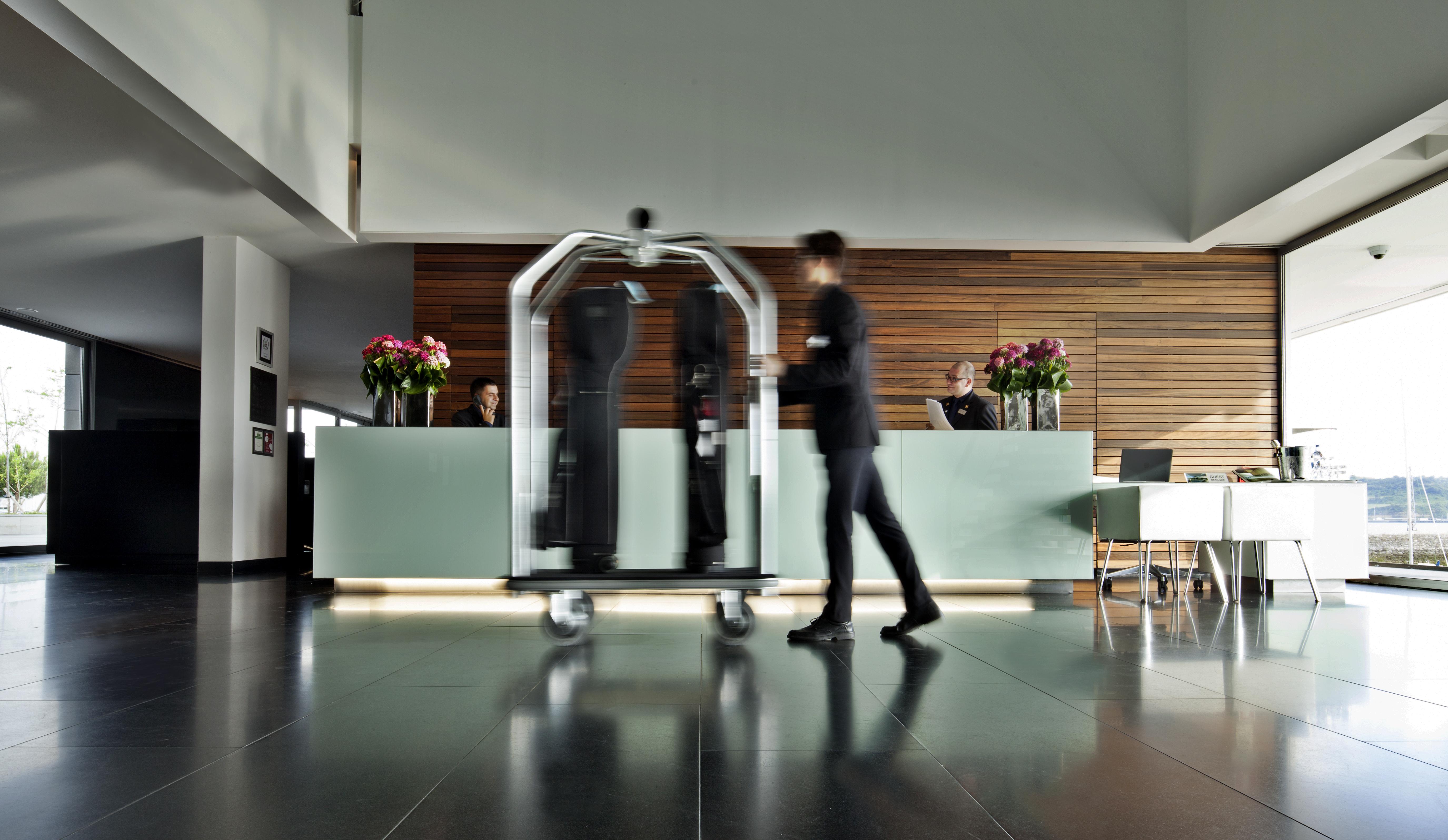 Altis Belem Hotel & Spa, A Member Of Design Hotels Lisboa 外观 照片 A bellboy with a luggage cart