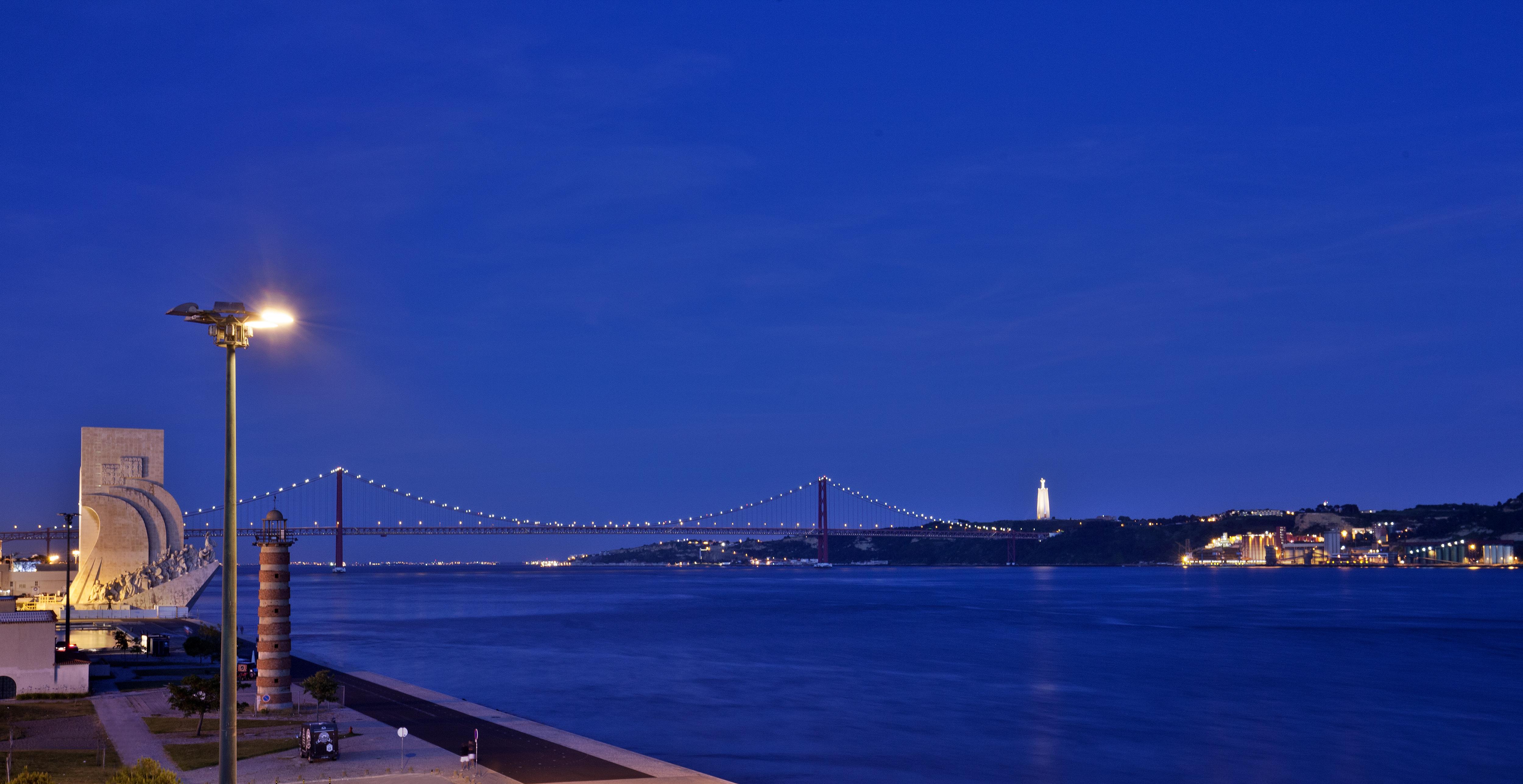 Altis Belem Hotel & Spa, A Member Of Design Hotels Lisboa 外观 照片 The Verrazano Narrows Bridge at night