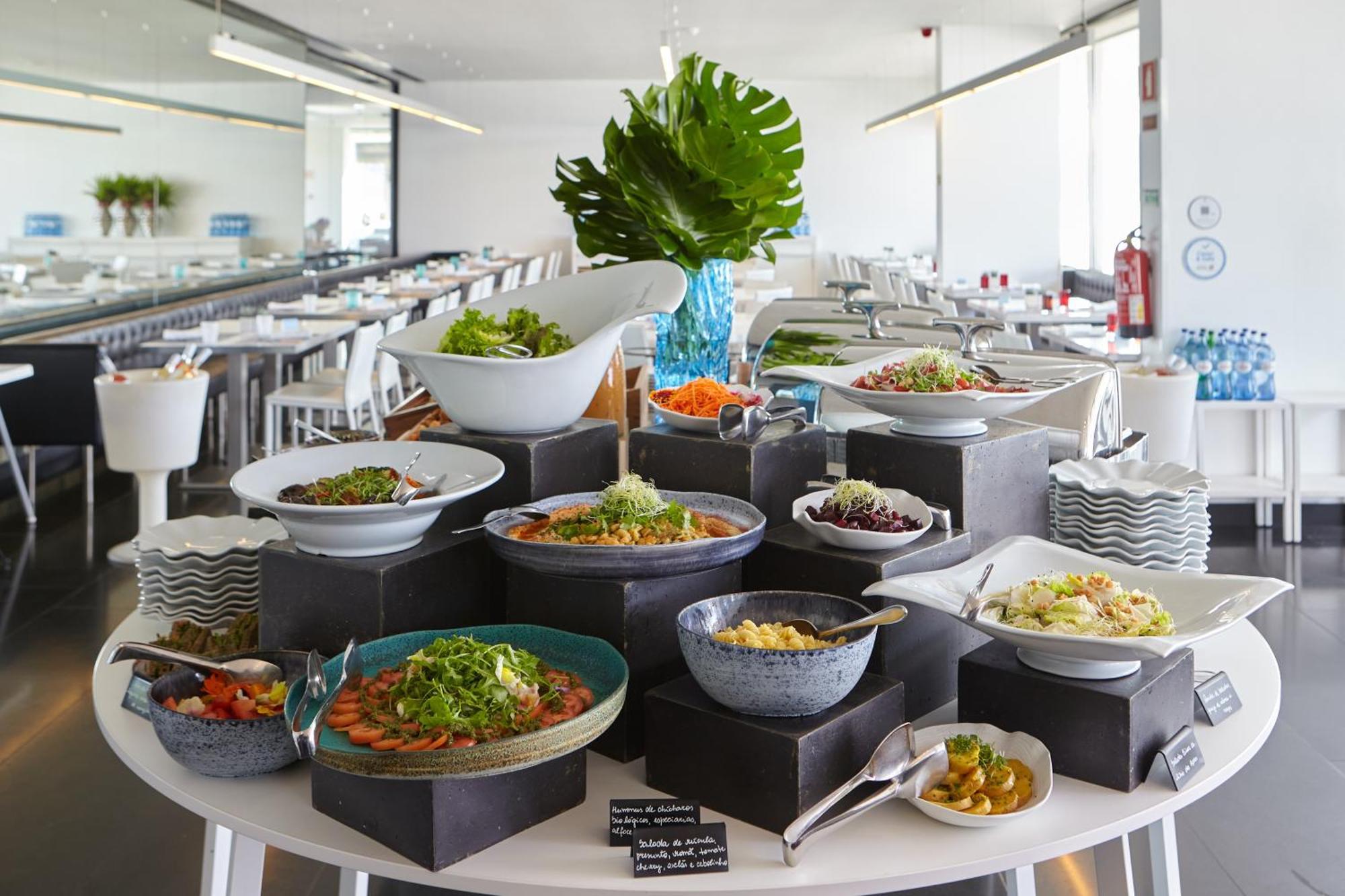 Altis Belem Hotel & Spa, A Member Of Design Hotels Lisboa 外观 照片 A buffet at a restaurant