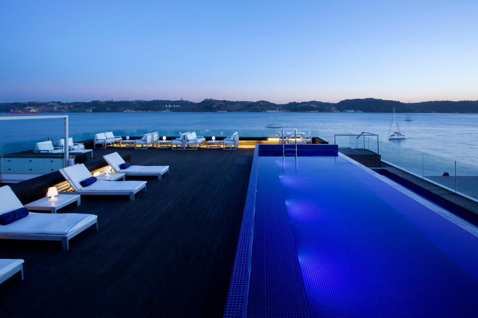 Altis Belem Hotel & Spa, A Member Of Design Hotels Lisboa 外观 照片 The rooftop pool at the Hotel Lone